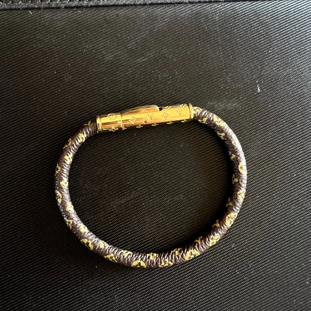 Beautiful monogram pattern bracelet - Picture 2 of 4